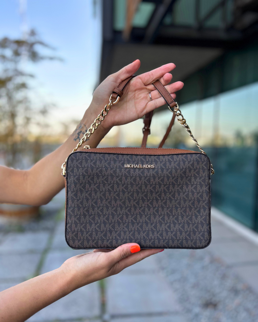 Cross Jet Set Monograma Café Michael Kors