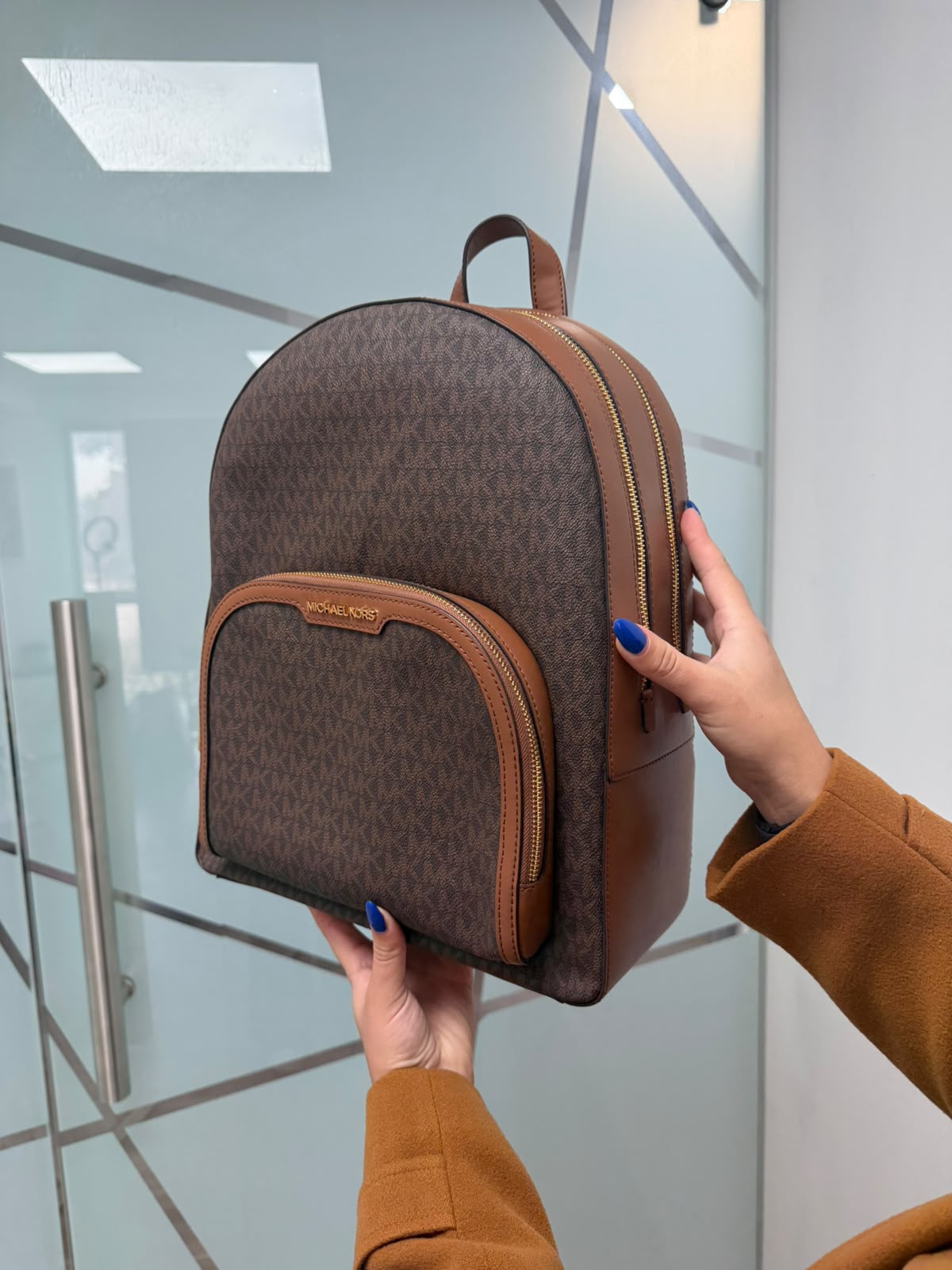 Mochila Michael Kors monograma marrón